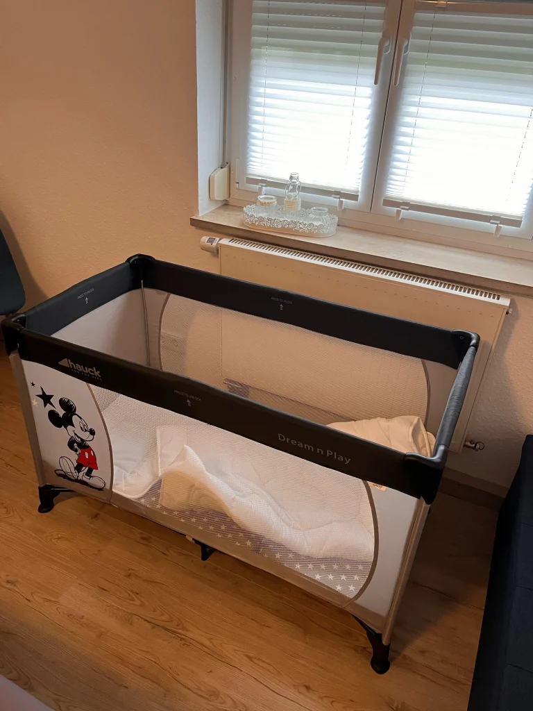 Gemütliches und bequemes Babybett mit Bettwäsche Gemütliches und bequemes Babybett mit Bettwäsche