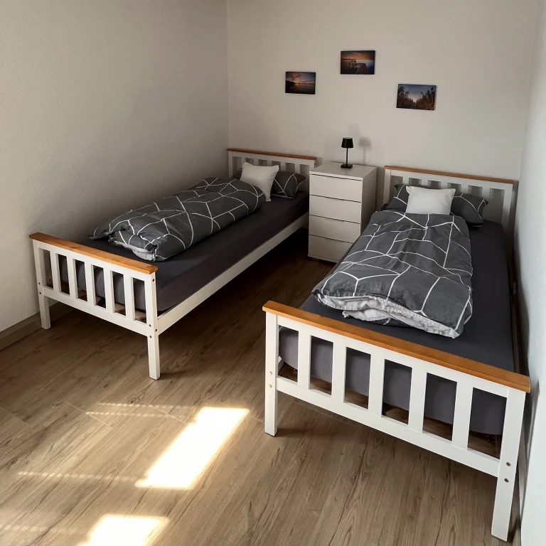 Helles Schlafzimmer mit zwei Einzelbetten und verstellbaren Lattenrost Helles Schlafzimmer mit zwei Einzelbetten und verstellbaren Lattenrost