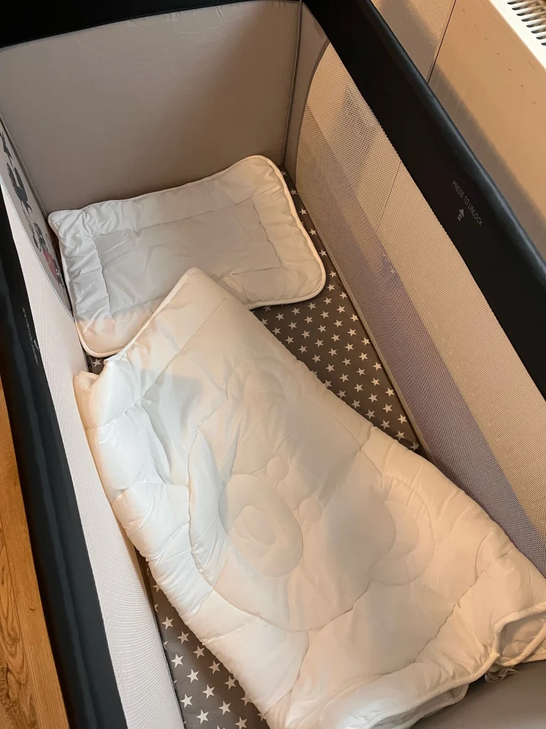 Gemütliches und bequemes Babybett mit Bettwäsche Gemütliches und bequemes Babybett mit Bettwäsche